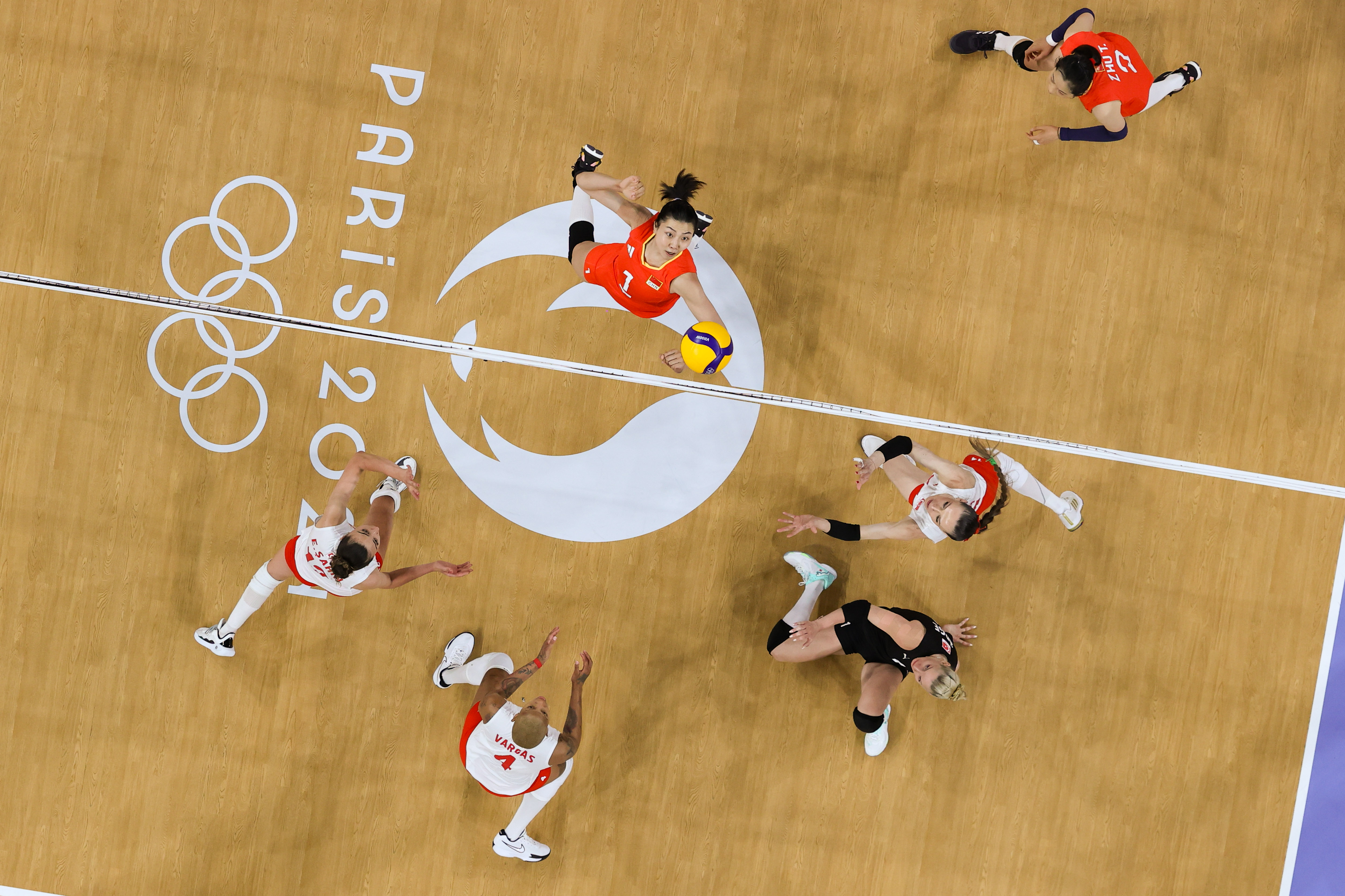 热血对战带来挑战，球场上的悬念不断