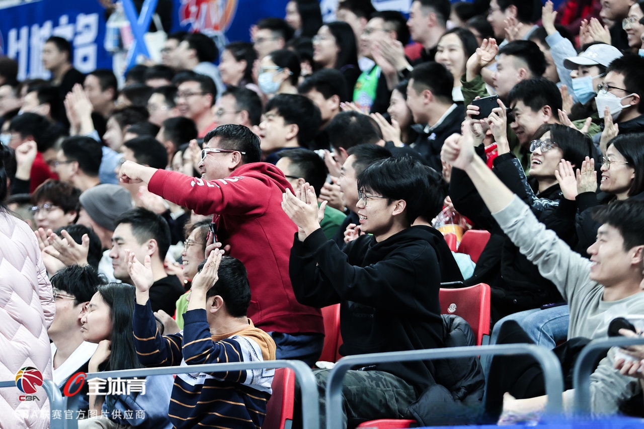 ju11.co-精彩足球对抗赛再掀热潮，球迷争相观看的简单介绍