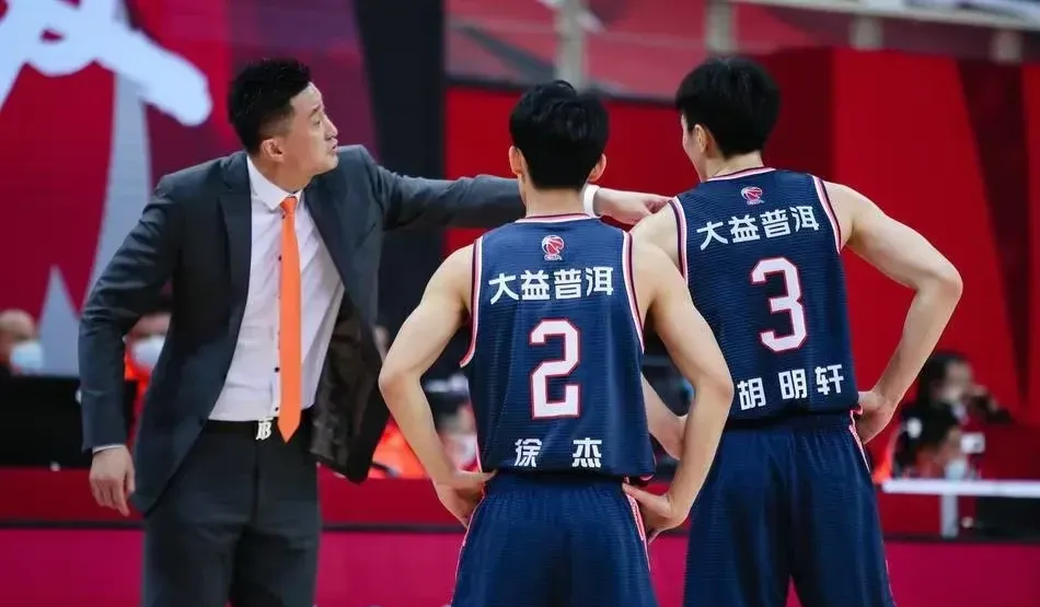 联盟冠军争夺战拉开序幕，球队实力均衡