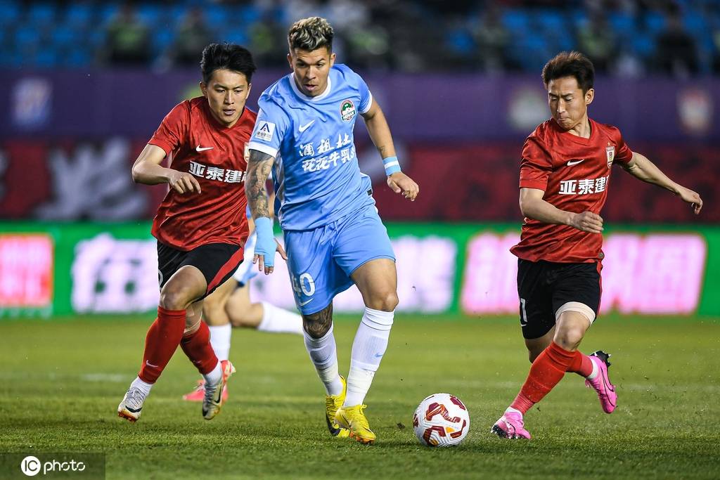 万众瞩目！中超联赛上演激动时刻